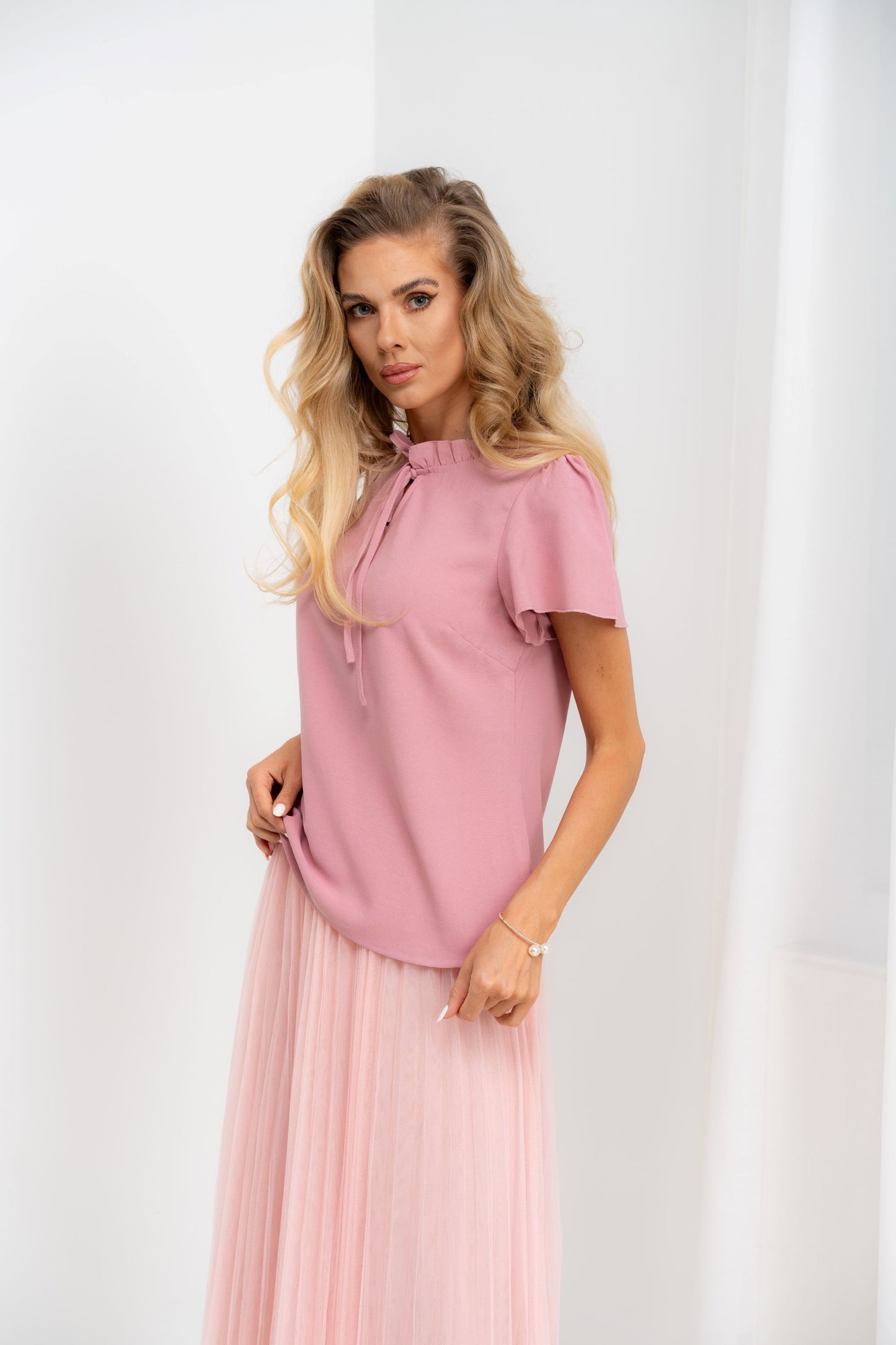 Luna - bluza eleganta cu maneca scurta si guler frantuesc cu funda, roz pudra